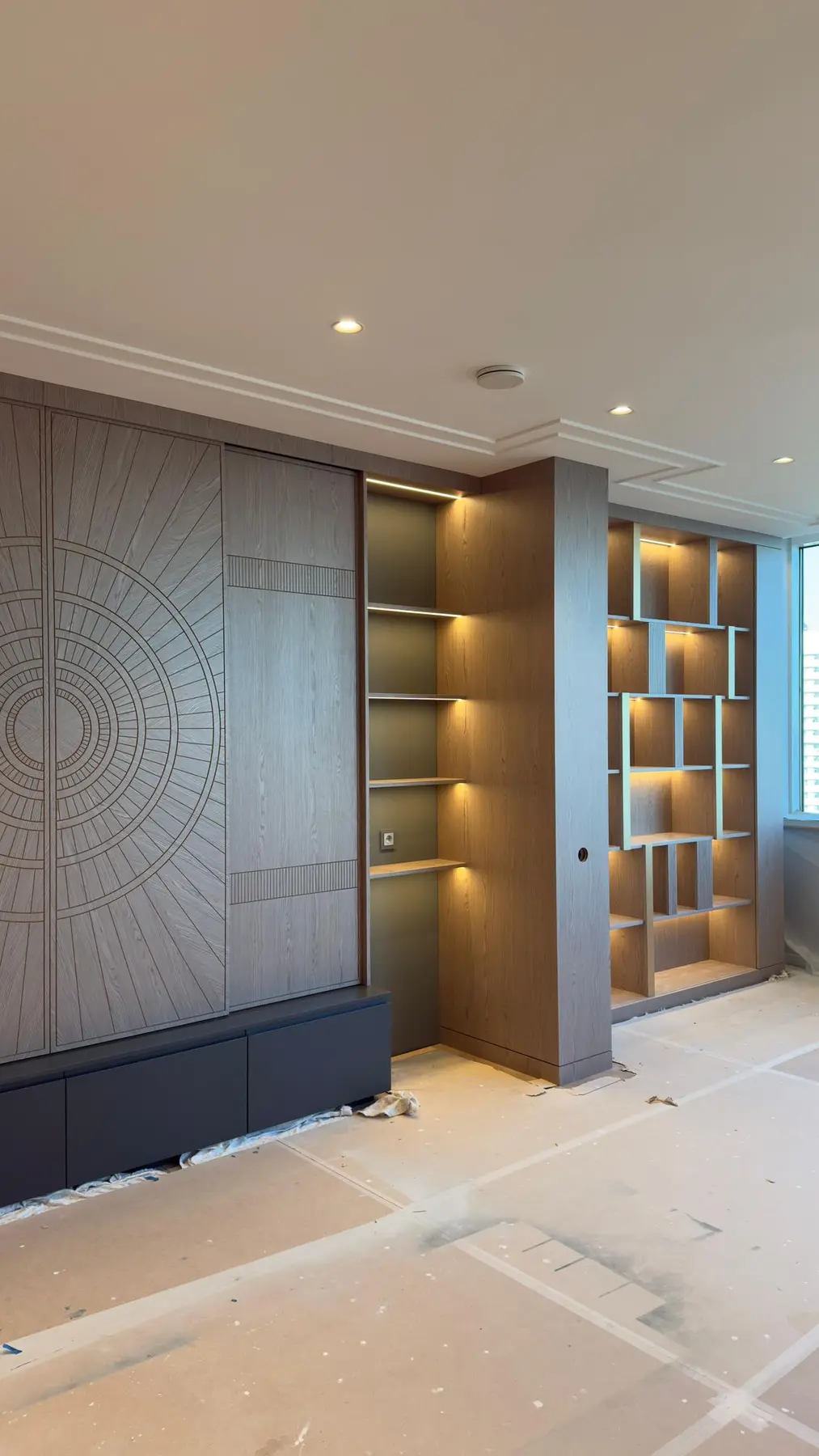 Mueble mural con paneles fresados y estanterías iluminadas
