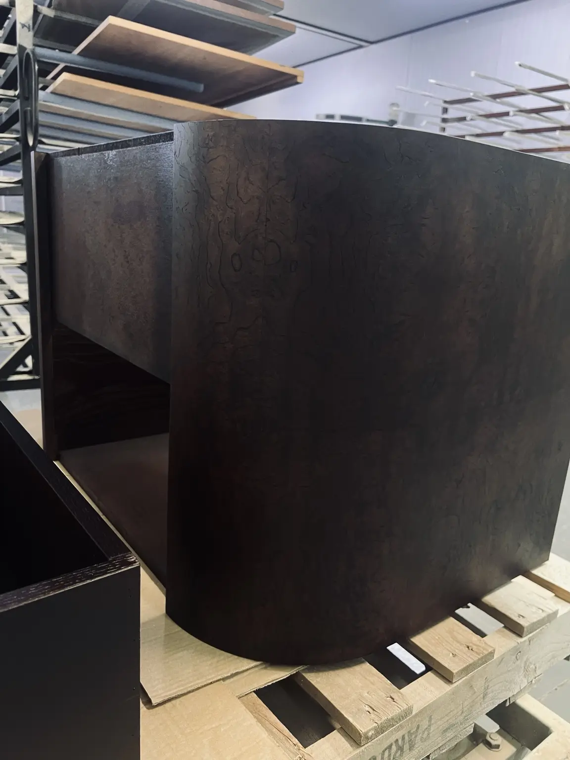 Mueble a medida con frente curvo y acabado oscuro