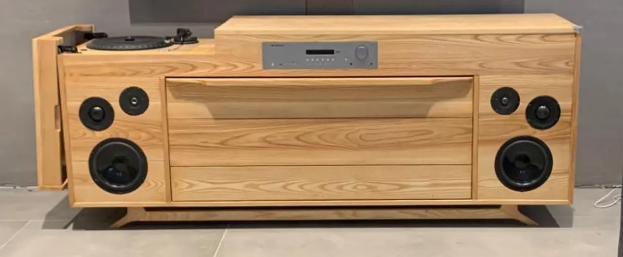 Mueble de audio fabricado en madera
