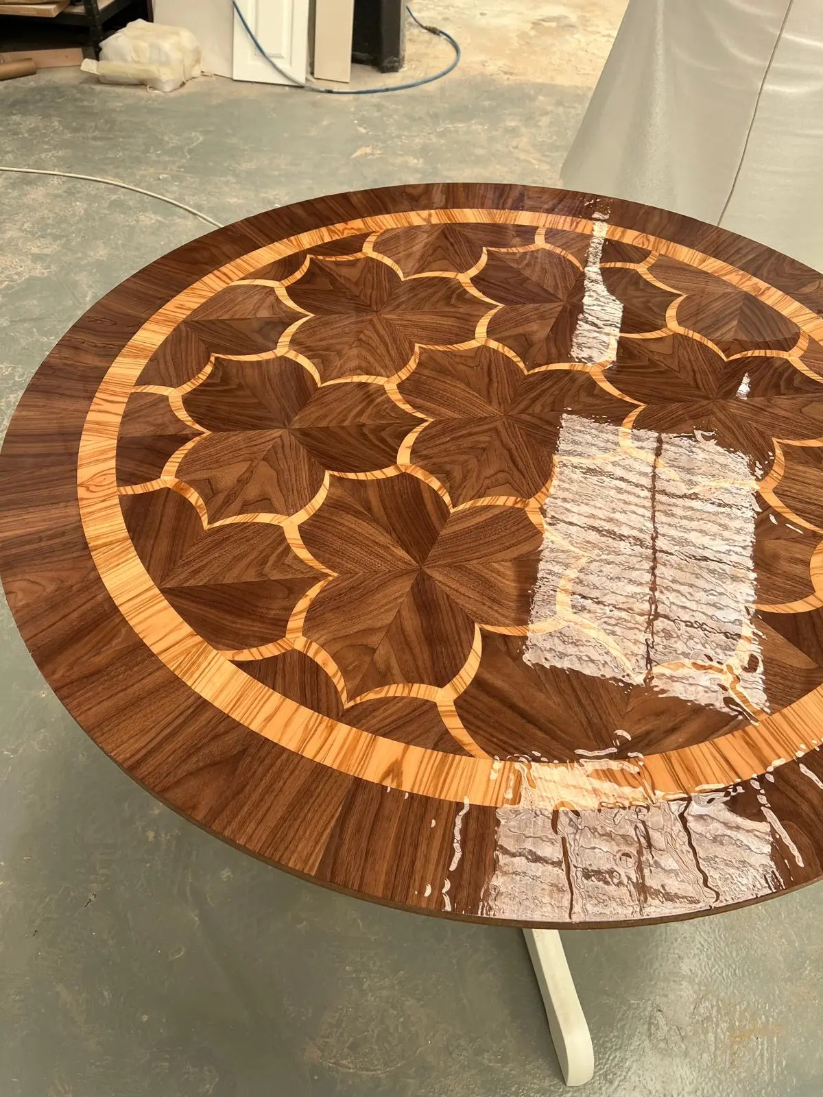 Tablero circular de marquetería con acabado brillante