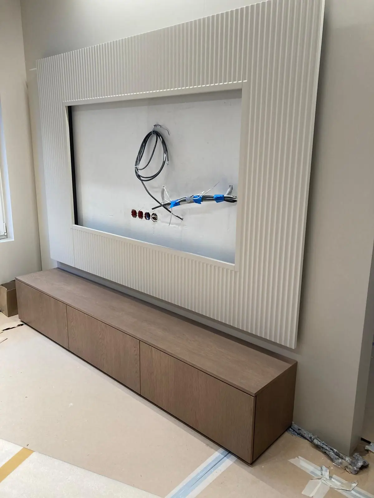Mueble bajo y marco mural fresado